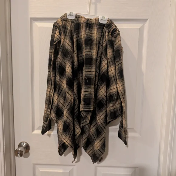 Plaid Handkerchief Hem Skirt in Black and Cream - Picture 2 of 3